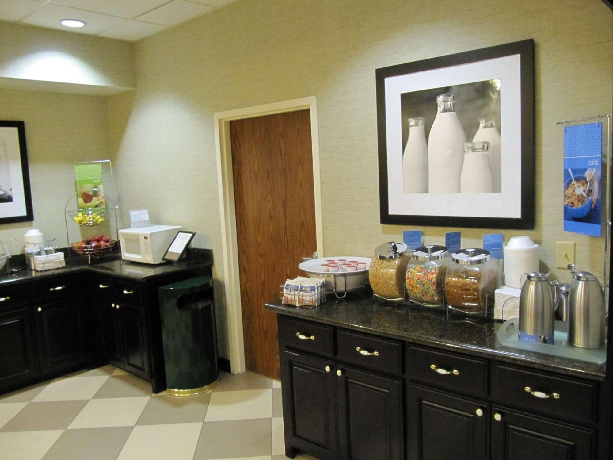 Hampton Inn Lindale/Tyler Екстериор снимка